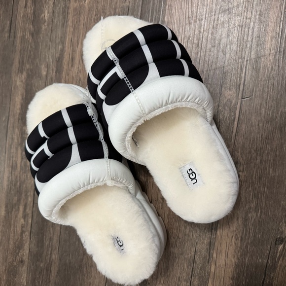 UGG Women's Monochrome Slide Slippers - Picture 5 of 5